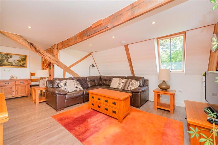 2 Bedroom Flat For Sale In High Street, Farningham, Dartford, Kent, DA4