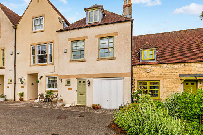 3 Bedroom Mews For Sale In Bingham Close, Cirencester, GL7