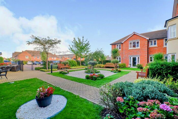1 Bedroom Flat For Sale In Tresham Close, St. Marys Road, Kettering, Northamptonshire, NN15