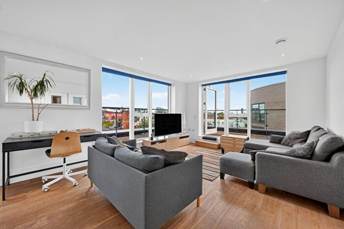 3 Bedroom Flat For Sale In Holloway Road, Islington, N7