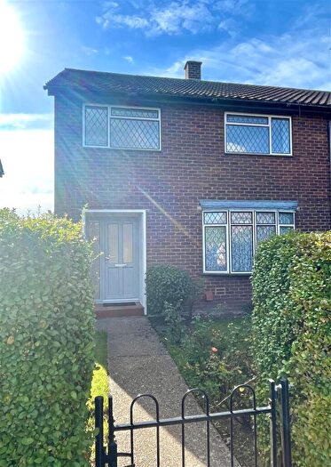 3 Bedroom End Of Terrace House For Sale In Wordsworth Road, Slough, SL2