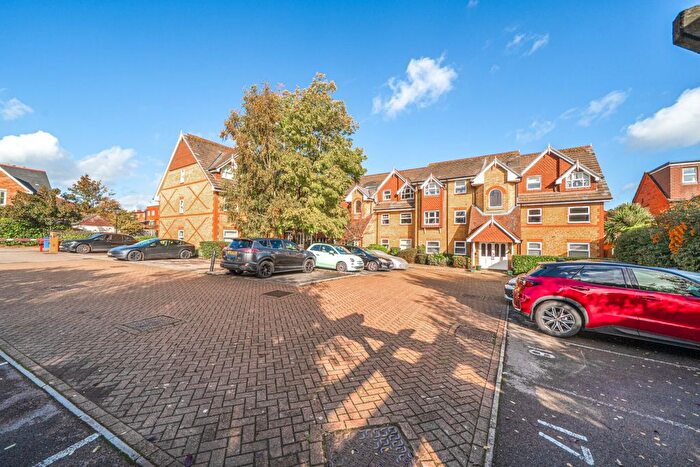 2 Bedroom Flat To Rent In Halfpenny Lane, Sunningdale, SL5