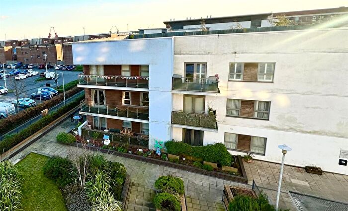 2 Bedroom Flat For Sale In Mariners Court, Lamberts Road Marina, Swansea, SA1
