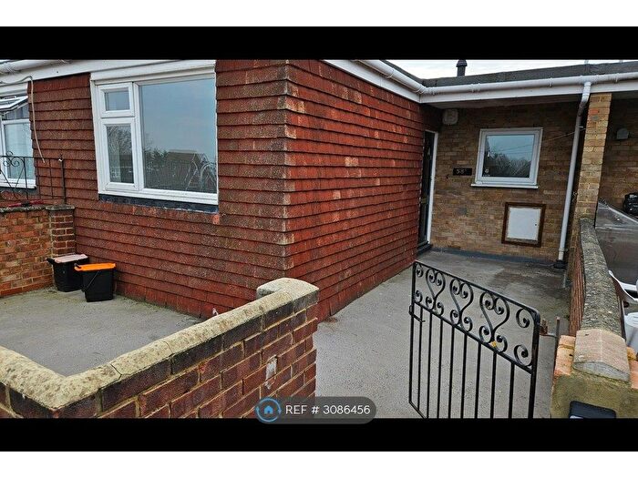 2 Bedroom Flat To Rent In Istead Rise, Gravesend, DA13