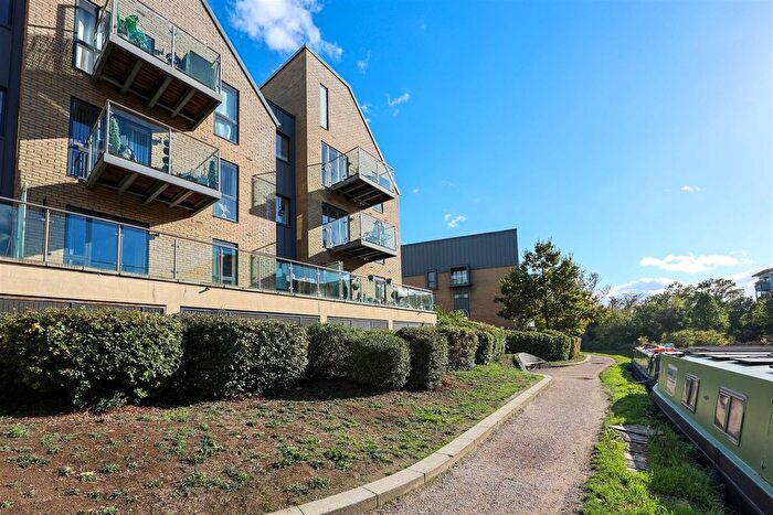 2 Bedroom Flat For Sale In Trout Road, Yiewsley, West Drayton, UB7