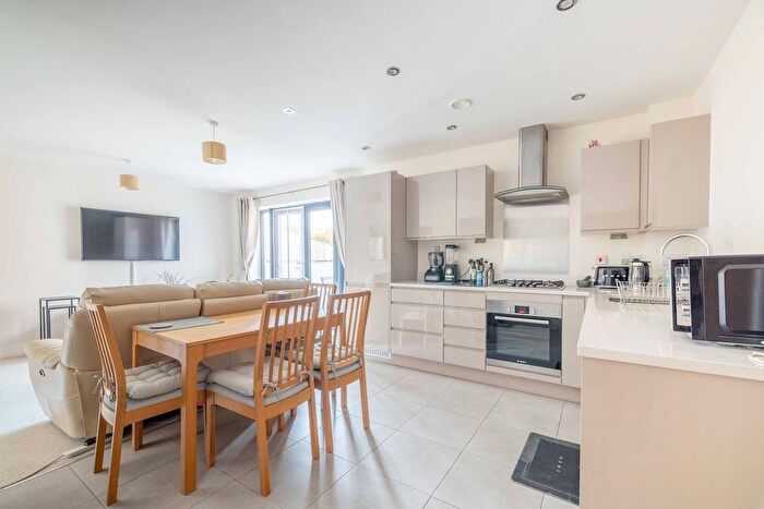 2 Bedroom Flat For Sale In Institute Road, Taplow, SL6