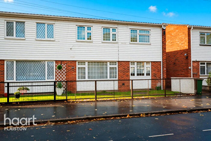 3 Bedroom Semi-Detached House For Sale In Queens Road West Plaistow, London, E13