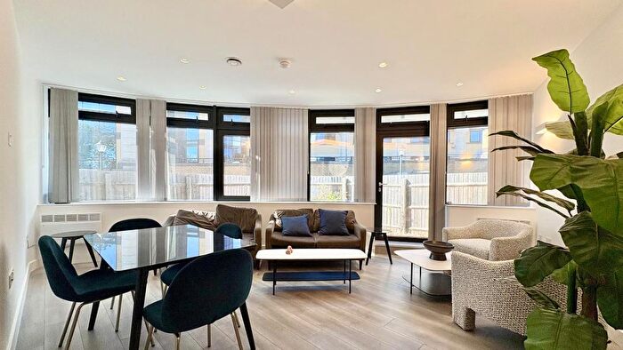 2 Bedroom Flat To Rent In Very Near Gilette Corner Area Renault Dacia Car Dealership, Brentford, TW8