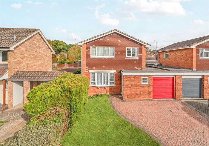 3 Bedroom Link Detached House For Sale In Bean Oak Road, Wokingham, Berkshire, RG40
