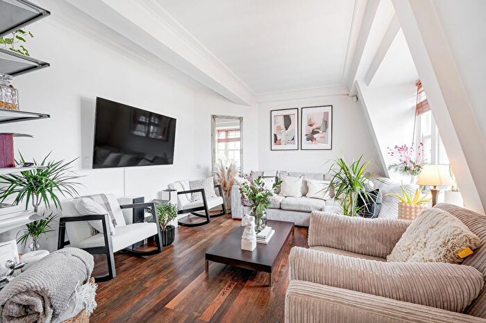 2 Bedroom Flat To Rent In Ovington Court, Ovington Square, London, SW3