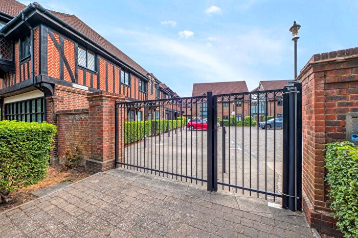 2 Bedroom Flat For Sale In Ewell Road, Cheam, SM3