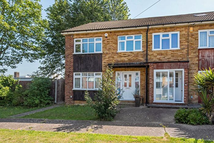 3 Bedroom End Of Terrace House For Sale In Cerne Road, Gravesend, Kent, DA12