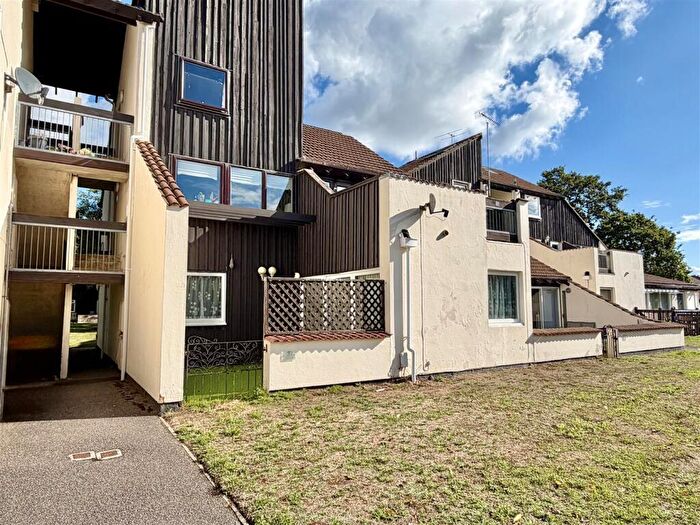 2 Bedroom Flat For Sale In Tree Hamlets, Upton, BH16