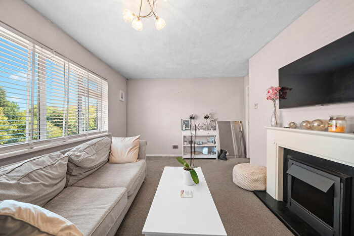 2 Bedroom Flat For Sale In Addlestone Park, Addlestone, KT15