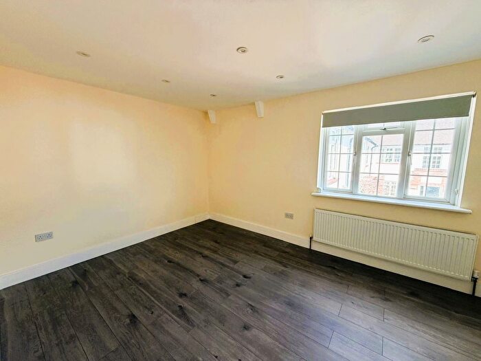 2 Bedroom Flat To Rent In Buckfield Court, Bathurst Walk, Iver, SL0