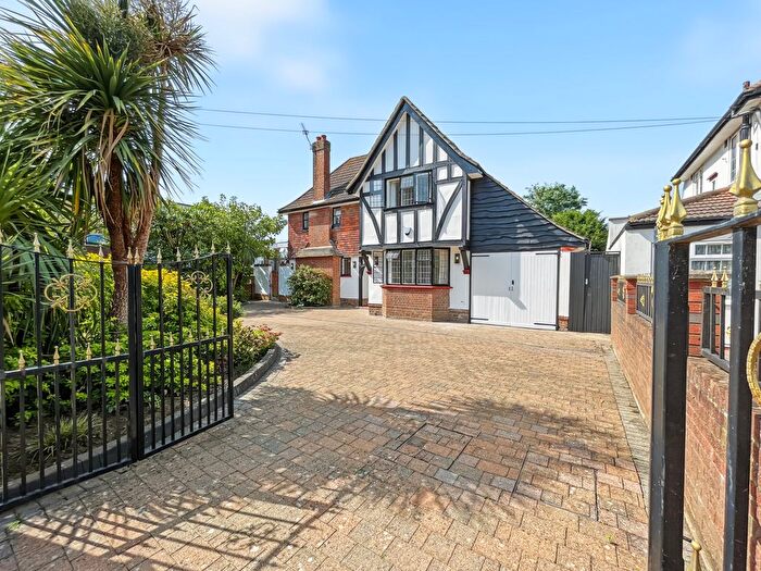 4 Bedroom Detached House To Rent In Firs Drive, Hounslow, TW5