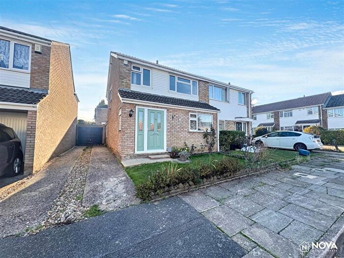 3 Bedroom Semi Detached House For Sale In Bracklesham Gardens, Luton, LU2