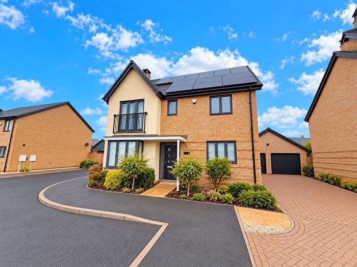 4 Bedroom Detached House For Sale In Claudia Gardens, Thorn, LU5