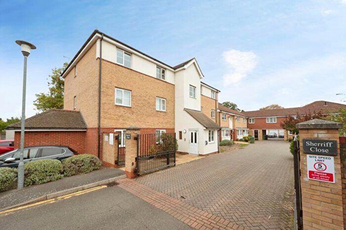2 Bedroom Flat For Sale In Sherriff Close, Esher, Surrey, KT10