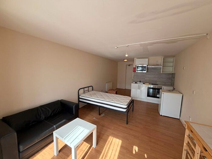 1 Bedroom Studio To Rent In Hanworth Road, Hounslow, TW3