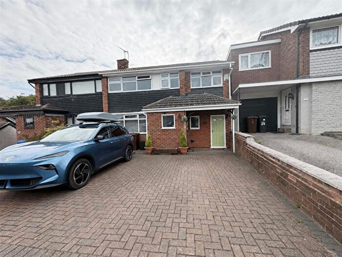 5 Bedroom Semi-Detached House For Sale In St. Michaels Road, Godley, SK14