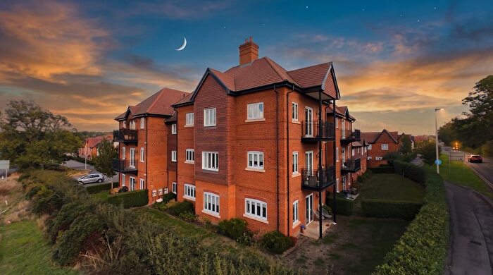 2 Bedroom Flat For Sale In Hazylwood, Wokingham, RG40