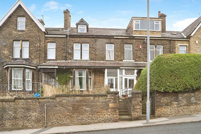 3 Bedroom Flat For Sale In Carr Lane, Shipley, BD18