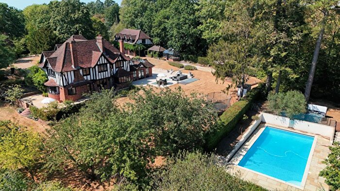 6 Bedroom Country House For Sale In Winter Hill Road Pinkneys Green, Berkshire, SL6