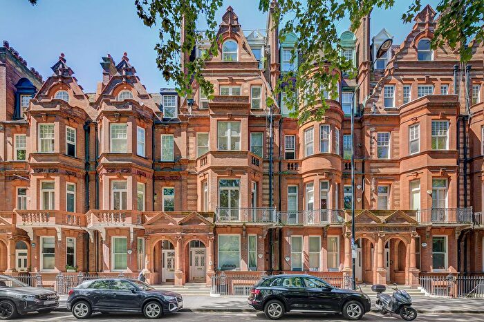 3 Bedroom Flat To Rent In Lower Sloane Street, London, SW1W