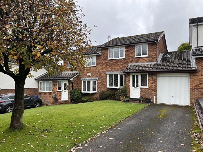 3 Bedroom Semi-Detached House For Sale In Heather Brow, Stalybridge, SK15