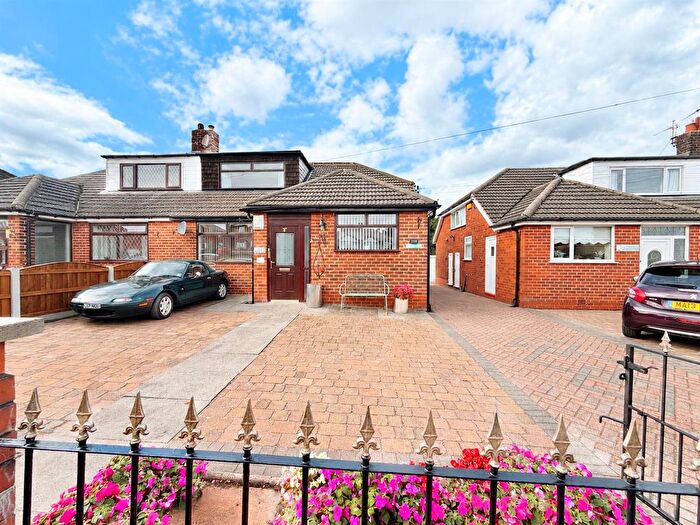 3 Bedroom Semi-Detached Bungalow For Sale In Broadway, Chadderton, Oldham, OL9