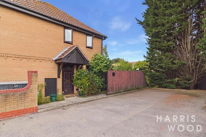 1 Bedroom Maisonette For Sale In Hunting Gate, Colchester, Essex, CO1