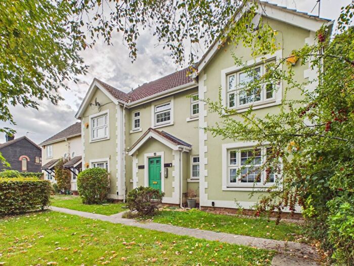 2 Bedroom Flat For Sale In Pigeons Close, Bramley, RG26