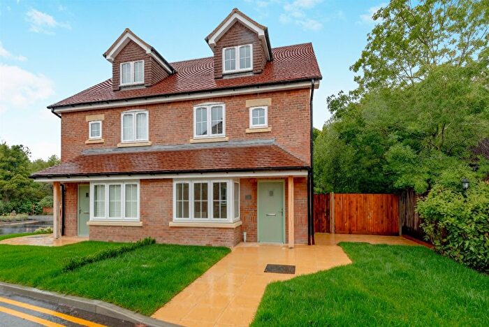3 Bedroom Semi-Detached House For Sale In Springfield Close, Salfords, Redhill, RH1