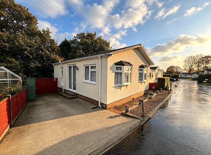 2 Bedroom Park Home For Sale In Whipsnade Park Homes, Whipsnade, LU6