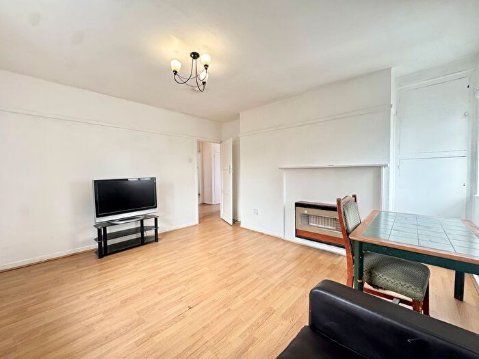 3 Bedroom Flat To Rent In Chagford House, London, E3