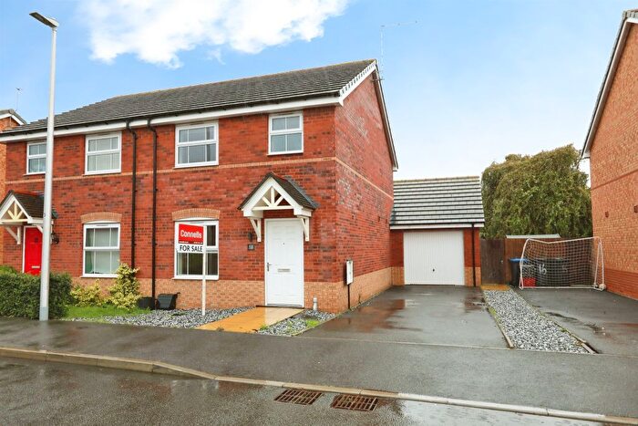 3 Bedroom Semi-Detached House For Sale In Yew Tree Way, Barford, Warwick, CV35