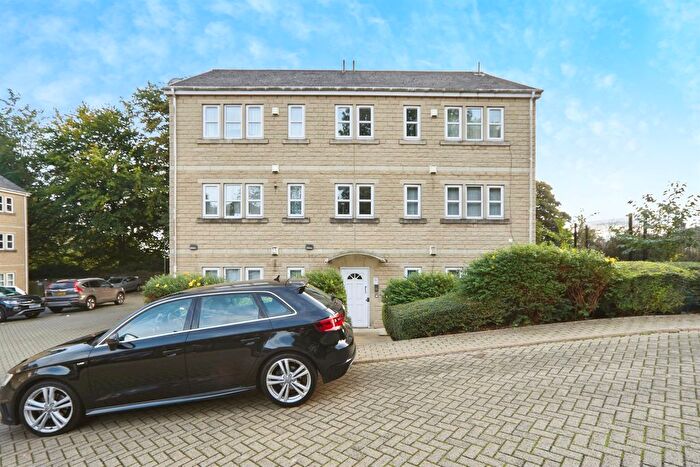 3 Bedroom Flat To Rent In Holland Park, Bradford, BD9