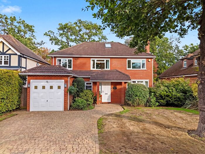 4 Bedroom Detached House For Sale In Kenwood Drive, Hersham, KT12