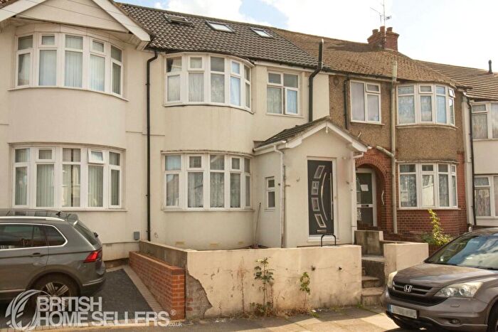4 Bedroom Terraced House For Sale In Wickstead Avenue, Luton, Bedfordshire, LU4