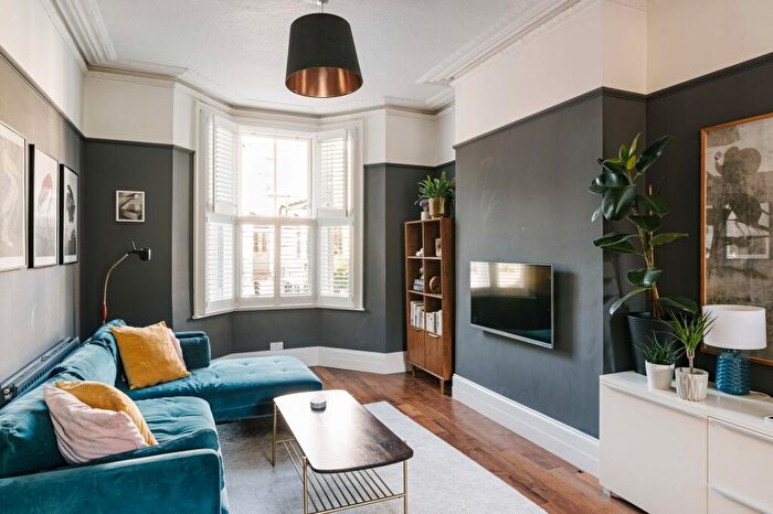 3 Bedroom Maisonette For Sale In Killowen Road, Hackney, E9