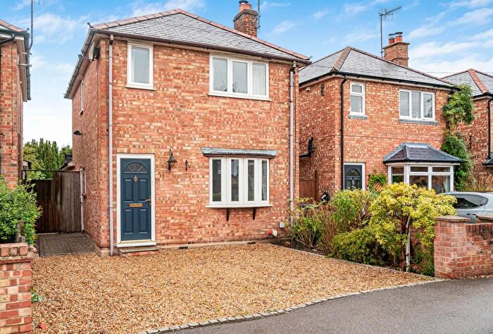3 Bedroom Detached House For Sale In Silo Road, Farncombe, Godalming, Surrey, GU7