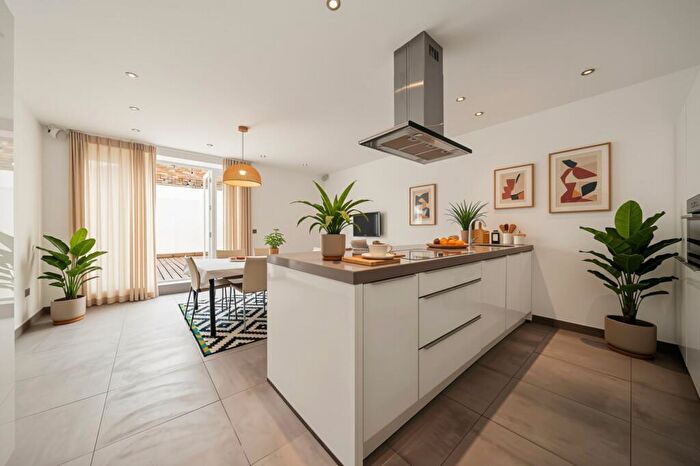 4 Bedroom Flat To Rent In Hanley Road, London, N4