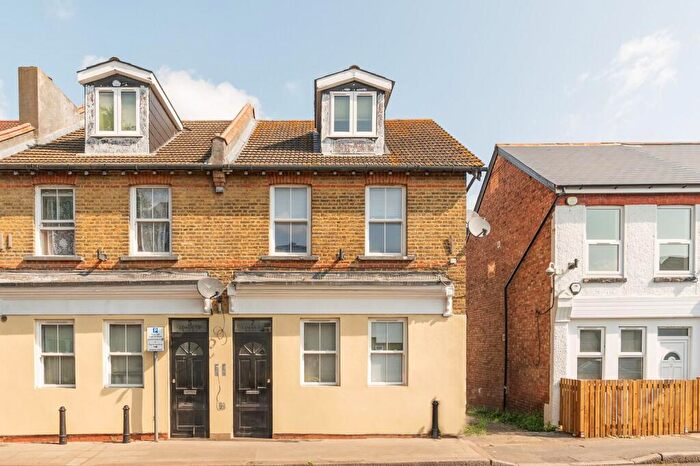 1 Bedroom Flat To Rent In Lower Road, Sutton, SM1