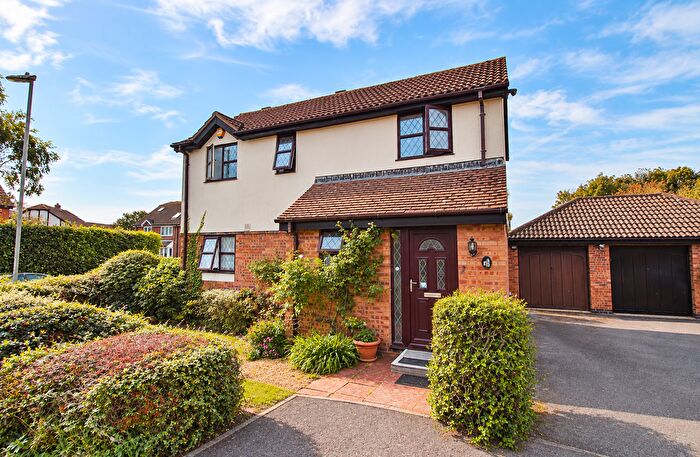 3 Bedroom Detached House For Sale In Mulberry Avenue, Stubbinton, PO14