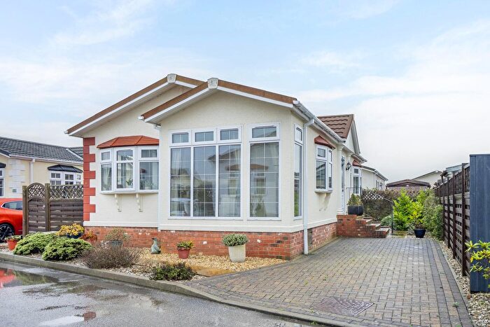 2 Bedroom Mobile/park Home For Sale In Pheasant Way, Acaster Malbis, York, YO23