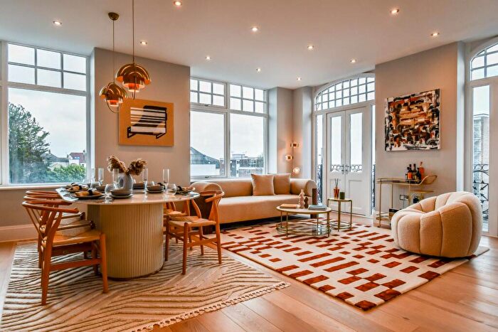 2 Bedroom Flat For Sale In The Grand Apartments, Leigh-On-Sea, SS9