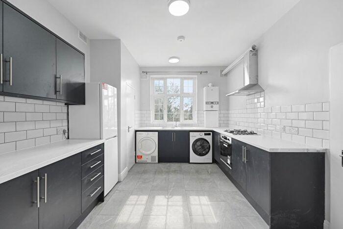2 Bedroom Flat To Rent In Addington Road, Selsdon, South Croydon, CR2