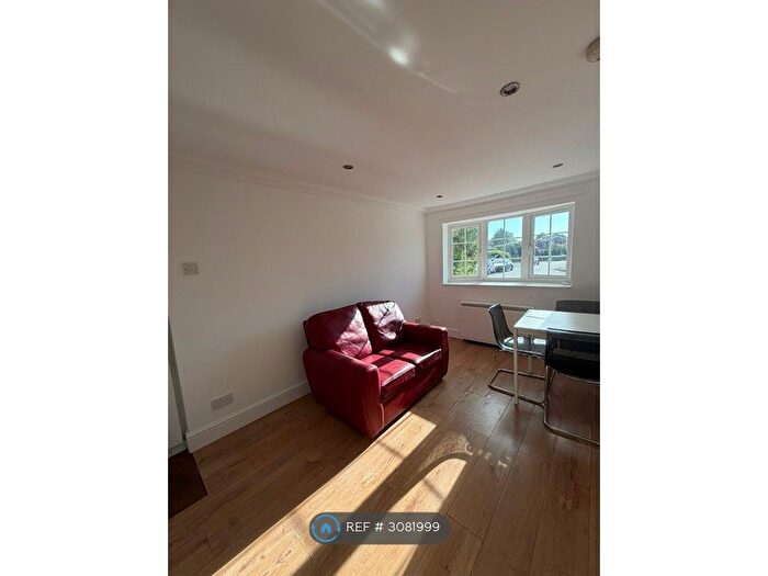 2 Bedroom End Of Terrace House To Rent In Hawkesbury Drive, Reading, RG31