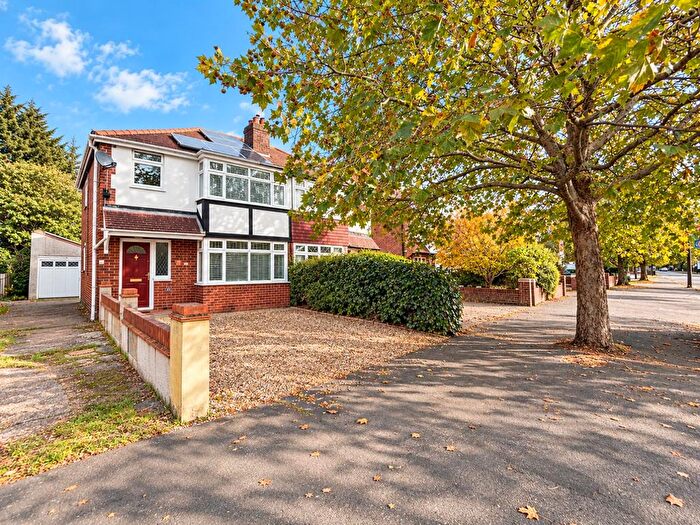 3 Bedroom Semi-Detached House For Sale In Kingston Road, Staines-Upon-Thames, TW18
